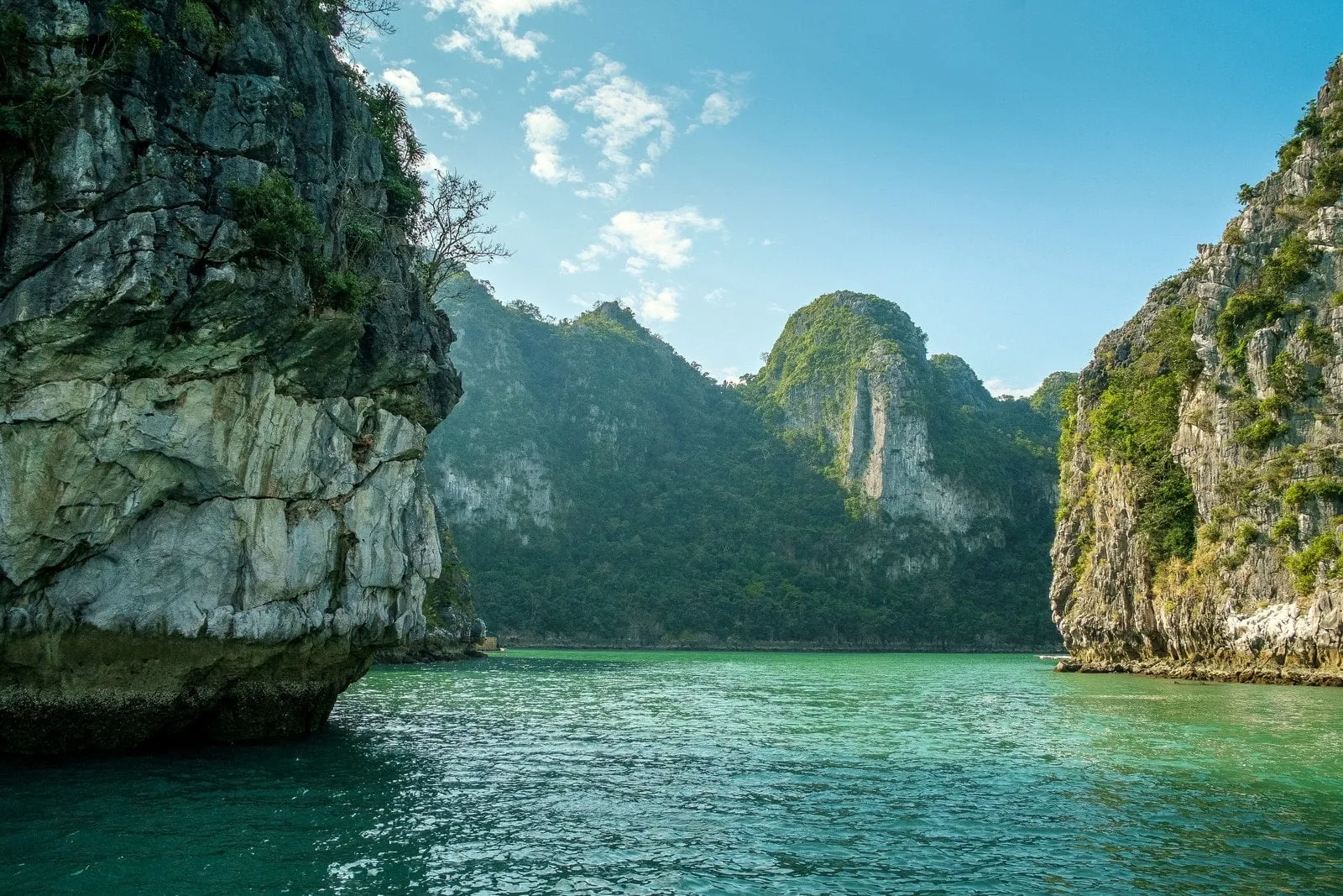 Baia di Bai Tu Long: Una scelta migliore della Baia di Halong in Vietnam?